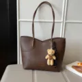 Καφέ τσάντα tote από PU δέρμα με λουριά, μοντέρνα γυναικεία τσάντα χειρός το καλοκαίρι. - Με Μενταγιόν / Καφέ