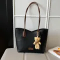 Κλασική μαύρη δερμάτινη τσάντα tote με καφέ λουριά και χαριτωμένο αρκouδάκι για γυναίκες. - Με Μενταγιόν / Μαύρο