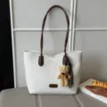 Λευκή τσάντα tote με καφέ χερούλια και χαριτωμένο αρκουδάκι κρεμαστό, κομψή δερμάτινη τσάντα ώμου - Με Μενταγιόν / Λευκό
