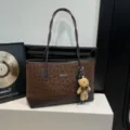 Borsa tote marrone stampa leopardato con ciondolo orsetto, borsa a spalla capiente. - Con Ciondolo / Caffè