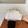Λευκή τσάντα βραδινή φάκελος με δαντέλα και πέρσες, χρυσή αλύσίδα, κομψή γυναικεία τσάντα. - Με Μενταγιόν / Λευκό