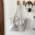 Grand cabas décontracté avec joli pendentif nuage, élégant sac à épaule pour femmes chic. - Avec Pendentif / Blanc