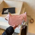 Κομψή ροζ τσάντα ώμου για γυναίκες με ασημένιο μενταγιόν αστέρι και χρυσές λεπτομέρειες. - Με Μενταγιόν / Ροζ