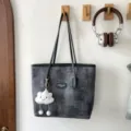 Grand sac cabas fourre-tout femme, motif a carreaux gris fonce avec lanieres noires et nuage. - Avec Pendentif / Noir