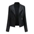 Nahaufnahme Detail der kurzen Damen Kunstleder Motorradjacke in Schwarz mit Schulter. - S / Oberteile / Schwarz