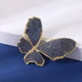 Dettaglio spilla farfalla vintage squisita, placcata in oro con zirconi blu brillanti. - Blu