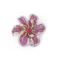 Exquisite rote und weiße Zirkonia Blumen Brosche Detailaufnahme zeigt feine Handarbeit. - Fuchsia