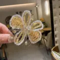Gros plan d'un peigne à cheveux papillon en strass cristal scintillant avec fil délicat. - Jaune