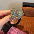 Détail d'élastique à cheveux cœur strass scintillant, accessoire cheveux cristal coloré gros plan. - Vert Multicolore