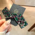 Détail exquis de pince à cheveux nœud strass, cristaux colorés étincelants sur carte. - Multicolore Foncé