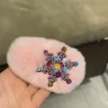 Jolie pince à cheveux en peluche rose avec des cristaux strass scintillants en flocon. - Rose vif