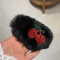 Barrette en peluche noire avec des cerises en strass rouges et vertes, jolie pince à cheveux. - Noir