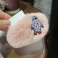Pince à cheveux duveteuse rose avec détail de pingouin en strass étincelant, mignon. - Rose