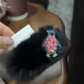 Pince à cheveux noire duveteuse avec pingouin en strass étincelant, accessoire mignon pour femmes. - Noir