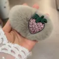 Pince à cheveux duveteuse grise avec design de fraise en strass rose et vert automne. - Kaki