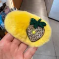 Jolie pince à cheveux en peluche jaune avec strass de fraise étincelants, automne hiver. - Jaune