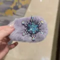 Pince à cheveux duveteuse violette avec strass étincelants en flocon de neige, accessoire doux. - Violet