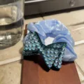 Chouchou noeud strass satin bleu detail gros plan, accessoire cheveux cristal scintillant. - Bleu