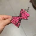 Pince à cheveux nœud strass rose, barrette cristal étincelante pour coiffure élégante. - Rose rouge