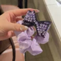 Chouchou à cheveux en satin violet avec nœud papillon noir étincelant pour queues de cheval. - Violet Mocha