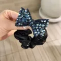 Scrunchie per capelli con fiocco in strass blu scuro, elastico in raso elegante e chic. - Blu inchiostro