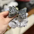 Elastico per capelli in raso con fiocco di strass scintillante, ideale per acconciature. - Grigio
