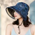 Blauwe zonnehoed met brede rand, bloemenprint, open top en verstelbare kinband voor dames. - Blauw