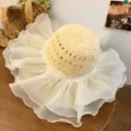 Franse platte strohoed met witte chiffon ruffle rand en parel decor voor strand in de zomer. - Beige met Kant en Parels