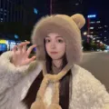 Pluche berenoor muts en sjaal set winter warme dikke capuchon hoed voor vrouwen leuk - Dubbele Pompon Beer / Khaki