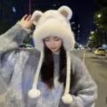 Joli bonnet d'hiver en peluche avec oreilles d'ours, fourrure synthétique blanche. - Ours Double Pompon / Blanc