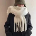 Zachte warme witte pluizige sjaal met franjes, comfortabele dikke wintersjaal voor dames. - Broken Wit