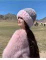 Schattige winter pluche kleurenblok warme hoed en pluizige trui detail, gezellige stijl. - Roze