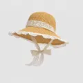 Franse platte strohoed voor dames, zomergroene zonnedoek met elegante witte kantafwerking en strik. - Khaki Kant Strohoed