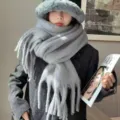 Grijze mohair gebreide sjaal en muts set, dikke warme winter mode koppel variant. - Grijs