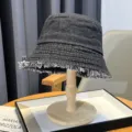 Donkergrijze gewassen denim vissershoed met gerafelde rand voor buitenkleding. - Gerafelde Stijl / Zwart