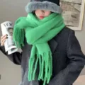 Groene pluche mohair wintersjaal met franjes, warme en stijlvolle oversized halswarmer voor dames. - Grasgroen