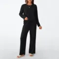 Λεπτομερής εικόνα του μαύρου σετ loungewear από ριπ πλεκτό ύφασμα με απαλή υφή. - S / Τοπ και Παντελόνι / Μαύρο