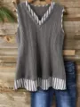 Detalle del chaleco sin mangas de punto con cuello en V para mujer con diseño a rayas. - S / Tops / Gris