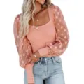 Gedetailleerd close-up van de geribbelde top met vierkante hals en doorschijnende stippenmouwen. - S / Tops / Roze
