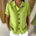 Détail de chemise unie à revers et manches courtes, haut ample et confortable. - S / Hauts / Vert Herbe