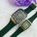 Primo piano dettagliato di orologi al quarzo quadrati con cinturini in silicone verde e oro. - Modello maschile / Quadrante Verde Cinturino Verde (Uomini)