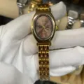 DOUKOU Vintage ovale goldene DamenUhr mit braunem Zifferblatt und Metallarmband Detail. - Goldenes Gehäuse Kaffezifferblatt