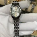 DOUKOU vintage ovale Damen Armbanduhr aus Edelstahl, elegante Damenuhr mit Quarzwerk. - Silbergehäuse Weißes Zifferblatt