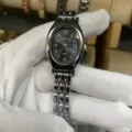Nahaufnahme der ovalen Damen Quarzarmbanduhr im Vintage Stil mit schwarzem Zifferblatt. - Silbergehäuse Schwarzes Zifferblatt