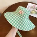 Vista di dettaglio del cappello da pescatore a quadri verde bianco, tesa larga estate. - Quadri Verdi