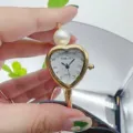 Montre à quartz cœur pour femmes avec accent de perle, bracelet jonc doré et index en cristal. - Cœur-Tout Or Cadran Blanc