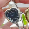SUNLIFEX herzförmige Damenuhr Quarz mit Strass Zifferblatt und Perlen Armreif Design. - Herz-Silber Schwarzes Zifferblatt