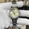 DOUKOU Damen Quarzarmbanduhr Detail, Strass-Lünette und Metallarmband, Zifferblatt Ansicht. - Silbergehäuse Weißes Zifferblatt