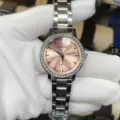 DOUKOU Damen Quarzuhr Detail mit rosa Zifferblatt, Strass Lünette und silbernem Stahlarmband. - Silbergehäuse Rosa Zifferblatt