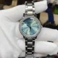 Silbernes Stahlarmband Quarzuhr mit Strass-Lünette und blau-grünem Zifferblatt Detail. - Silbergehäuse Hellblaues Zifferblatt